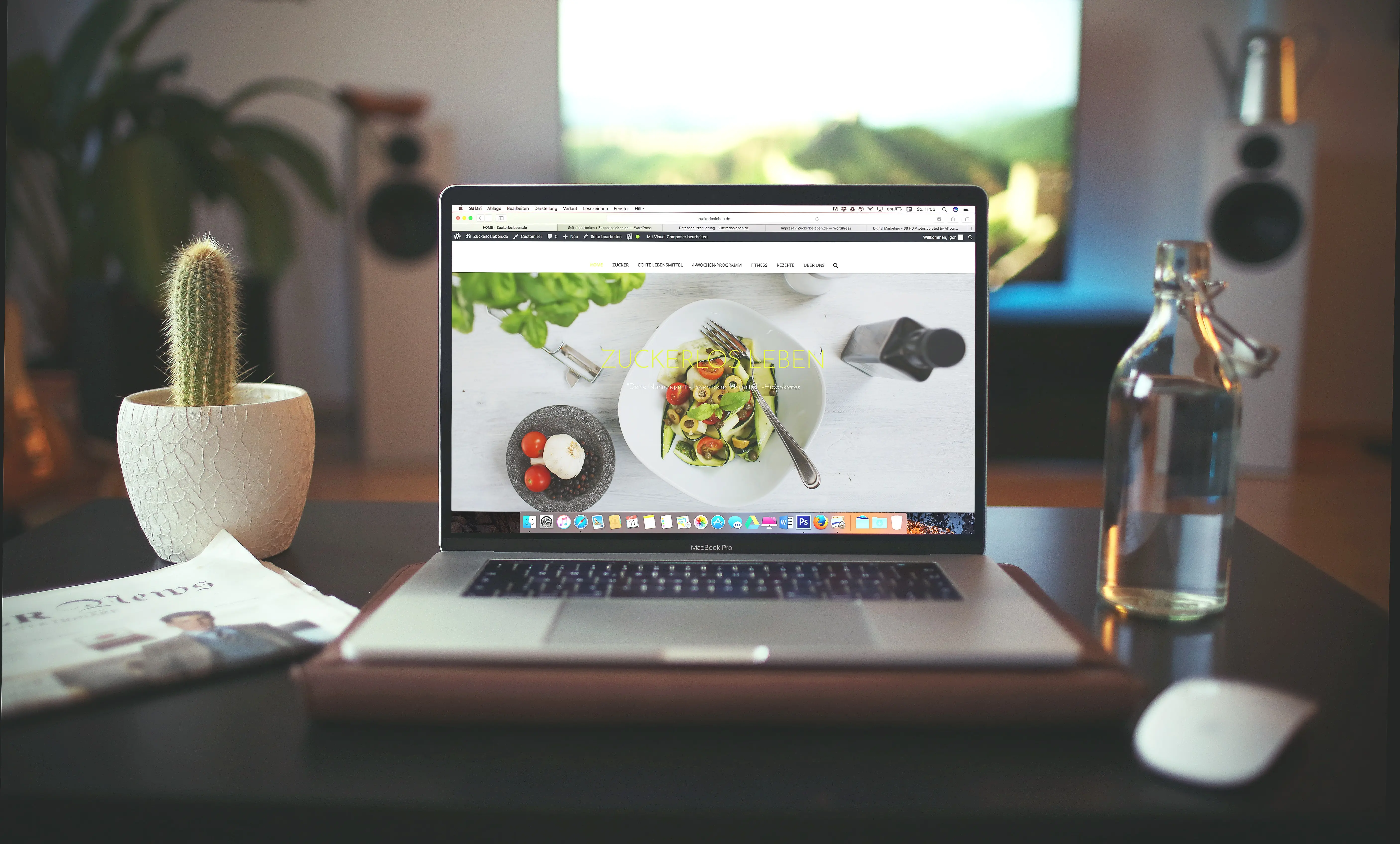 Un ordinateur posé sur une table, montrant un site web épuré